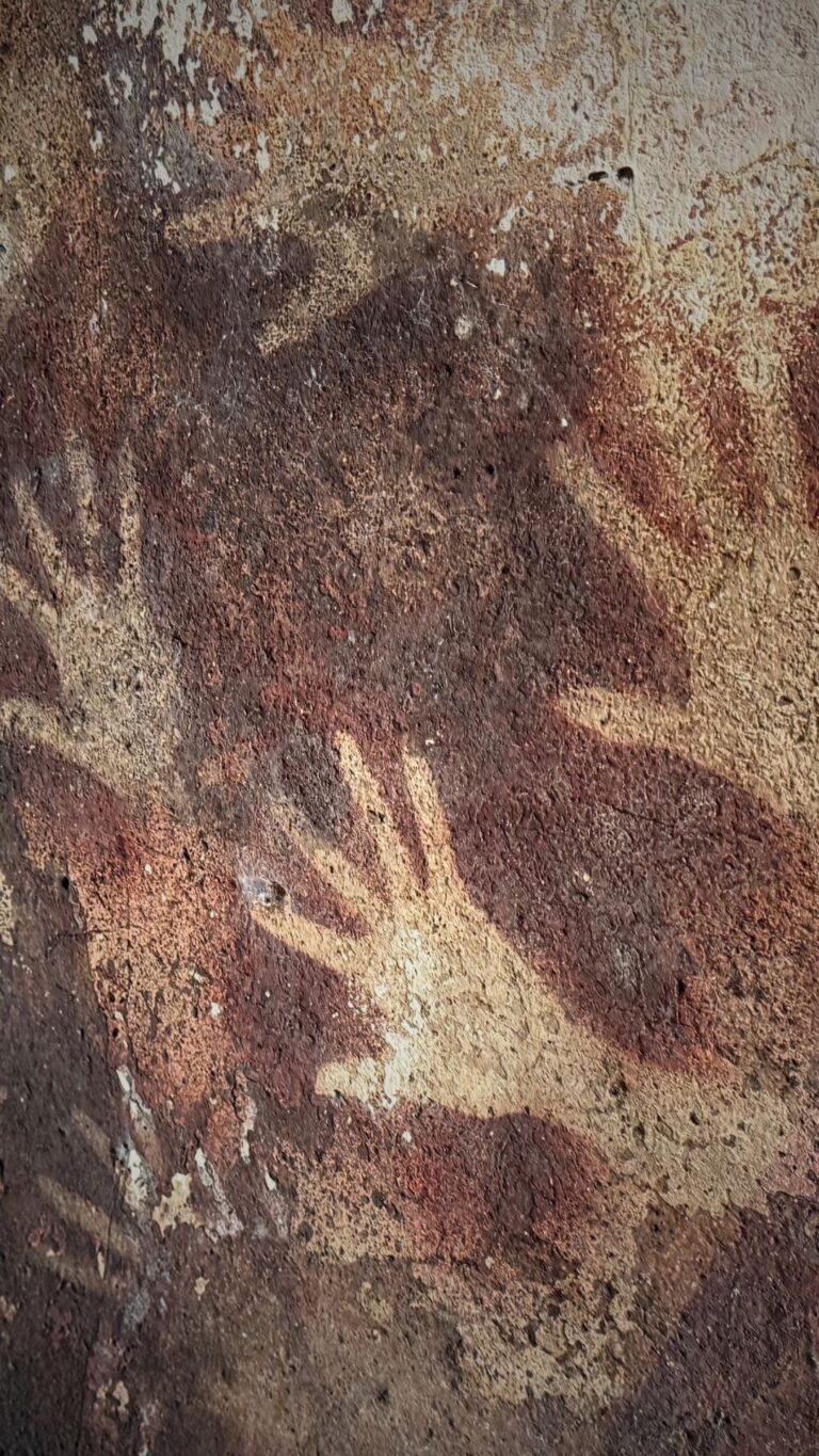 Prehistoryczne malowidła jaskiniowe na Sulawesi przedstawiające odciski dłoni na skalnej ścianie