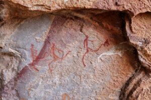 Jaskinia z prehistorycznymi malowidłami naskalnymi i formacjami krasowymi w Rammang-Rammang, Indonezja.